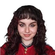 Profesora titulada en Bellas Artes con Máster de profesorado y experiencia impartiendo talleres de dibujo y pintura